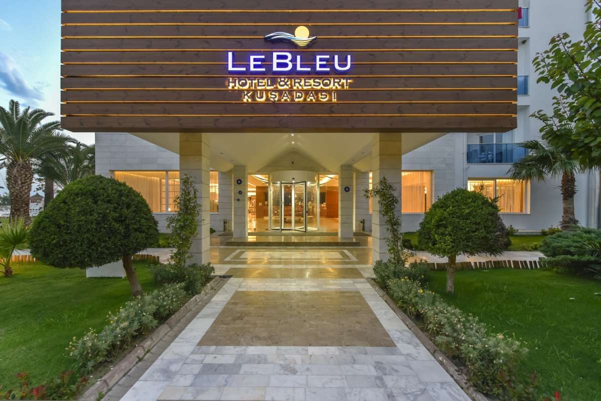 Le Bleu Resort & Hotel